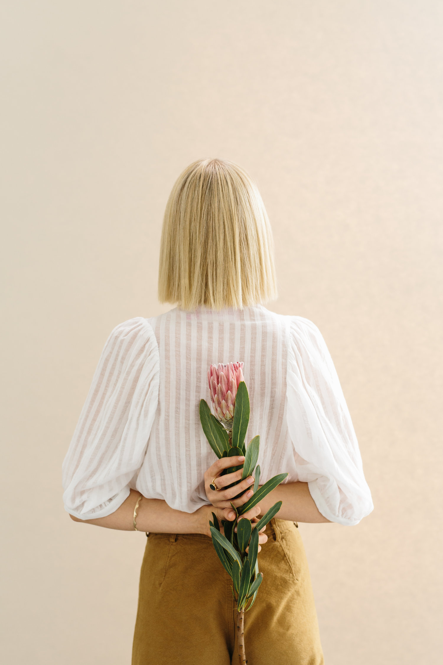 девушка и цветы