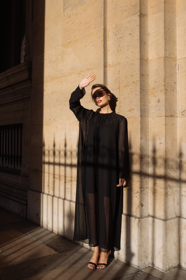 девушка у стены