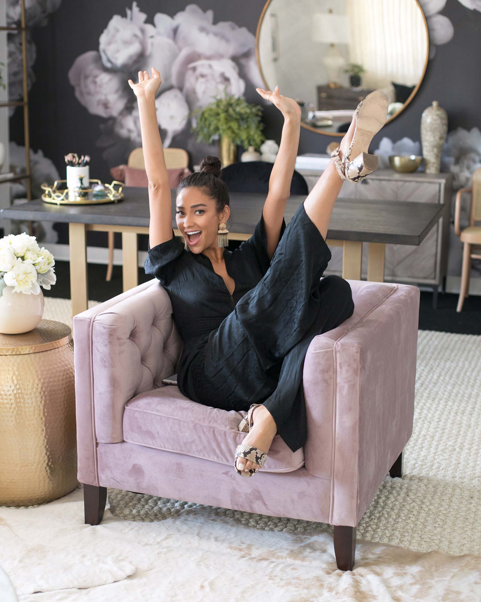 девушка в кресле