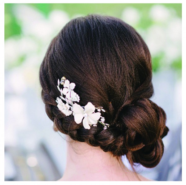 заколка брошь на прическе с косой