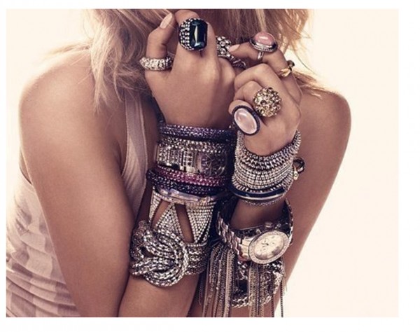 модный образ с бижутерией